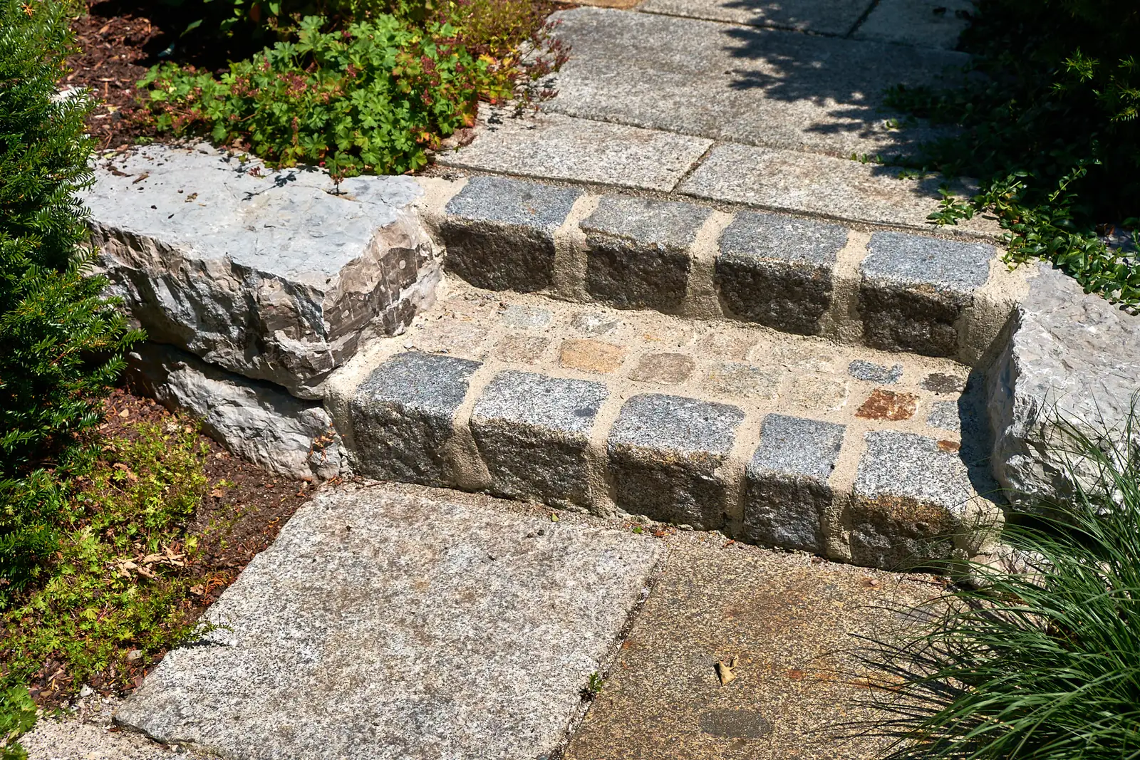 Blockstufen aus Granit in der Böschung