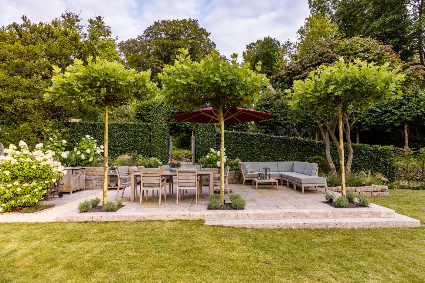 Garten zu einer historischen Villa am See