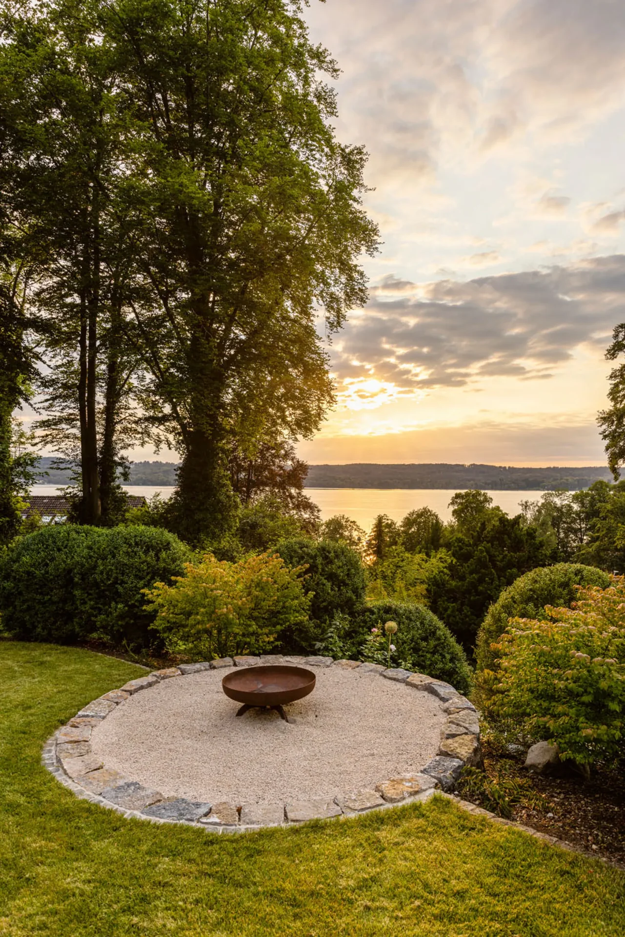 Garten zu einer historischen Villa am See – Impression