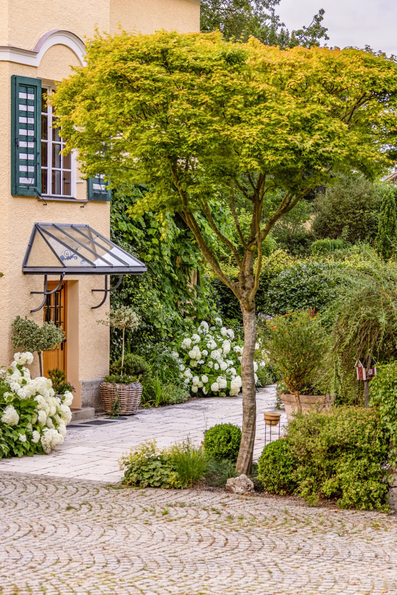 Garten zu einer historischen Villa am See – Impression