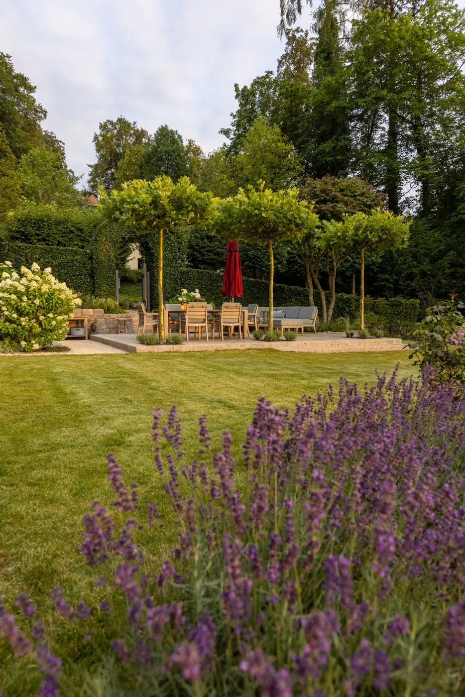 Garten zu einer historischen Villa am See – Impression