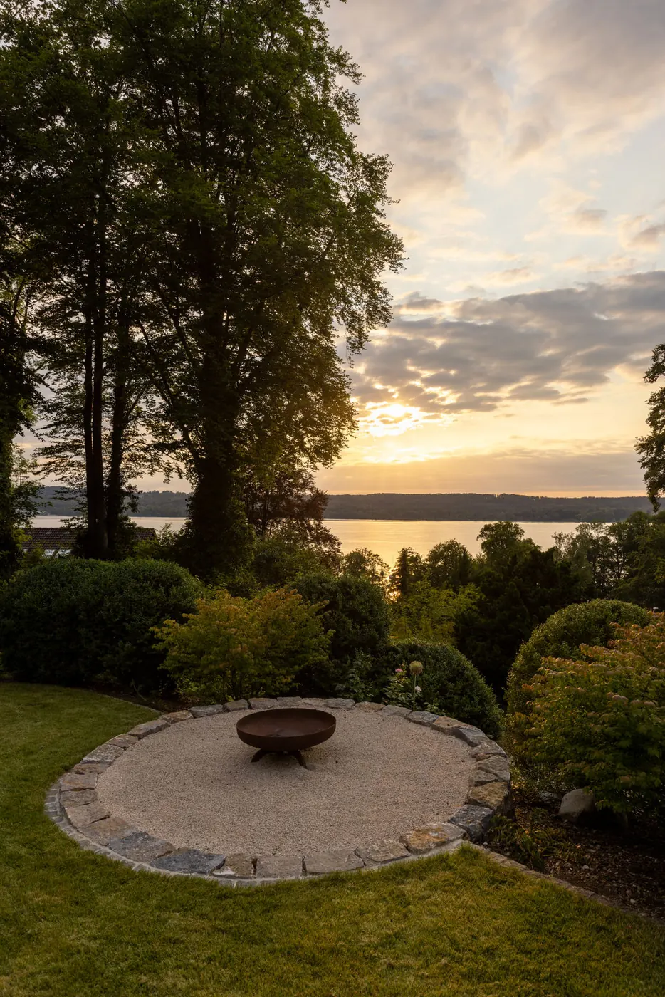 Garten zu einer historischen Villa am See – Impression