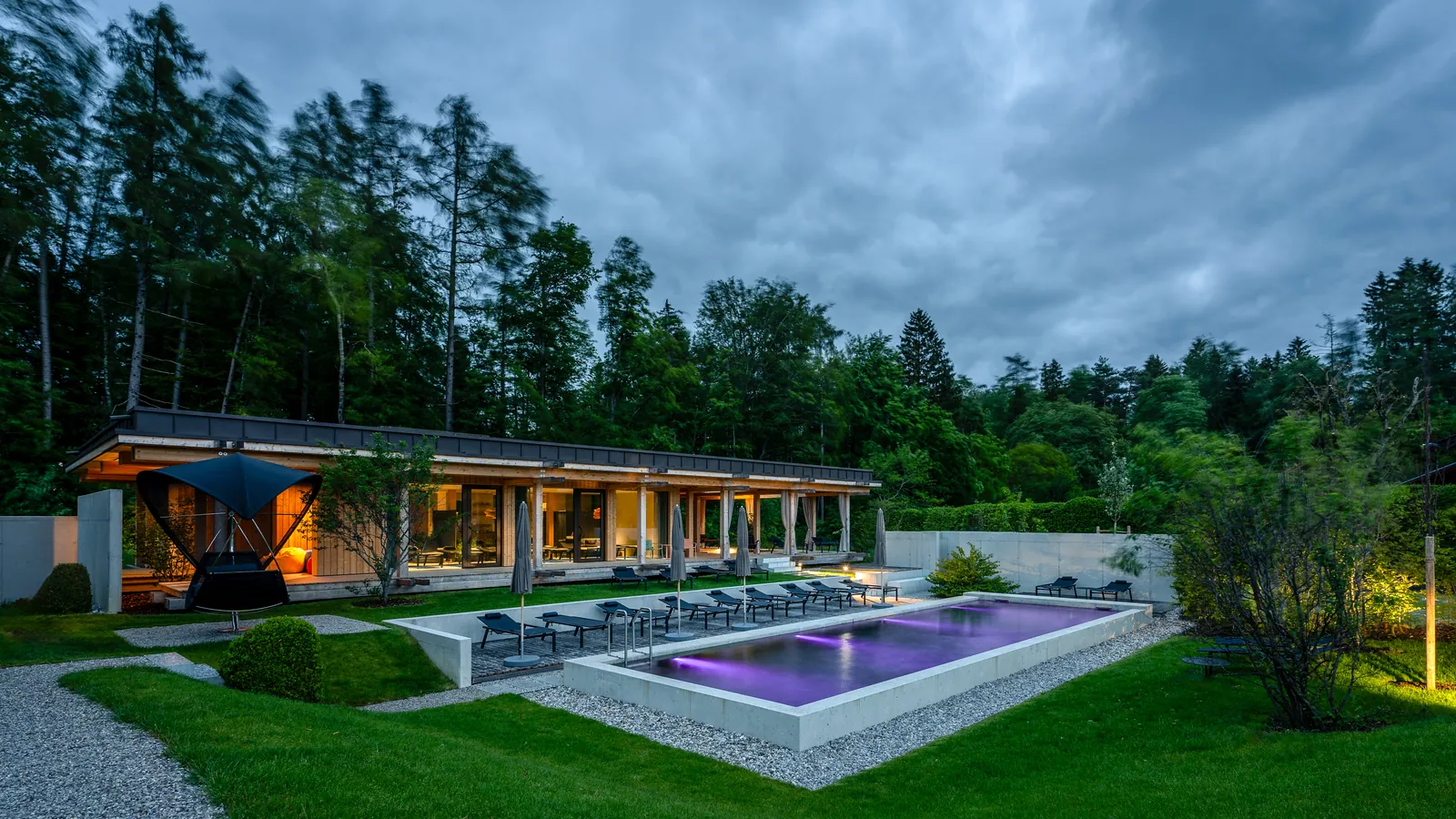 Abendstimmung am Pool