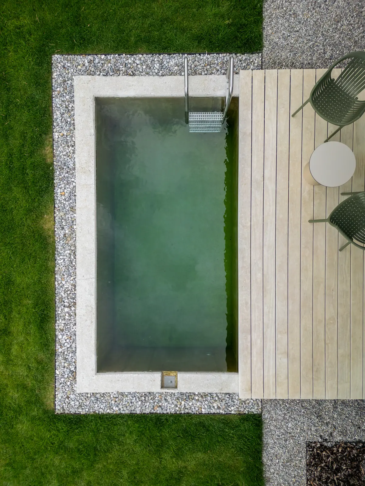 Luftbild: die Lodges mit begrünten Dächern, jede mit eigenem Living Pool