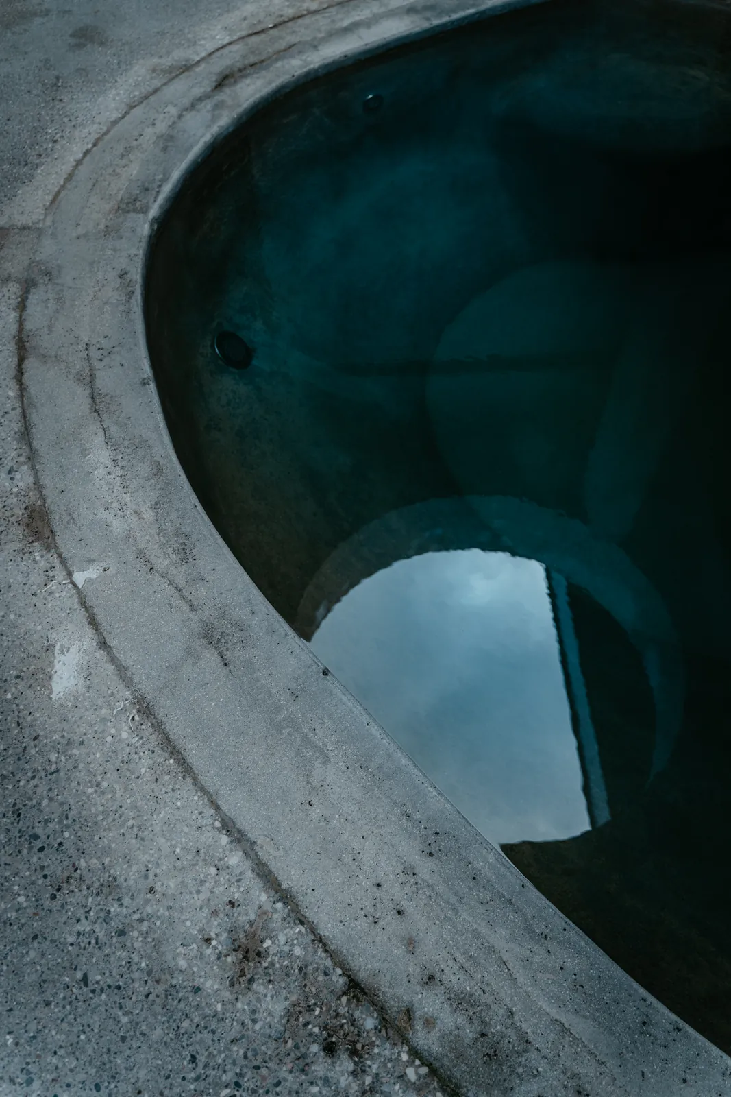 Detail der Rollabdeckung am Hauptpool