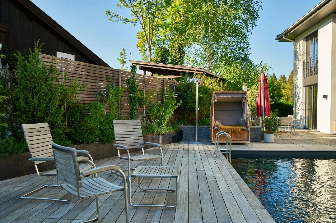 Das weite Ipé-Deck am Pool, möbliert wie ein Wohnzimmer