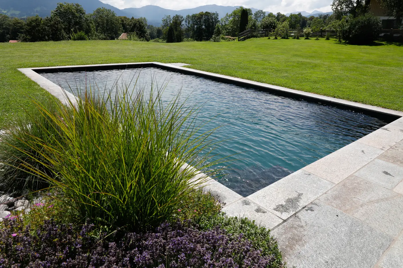Dunkles Wasser, weite Wiese – ein Living Pool in Lenggries