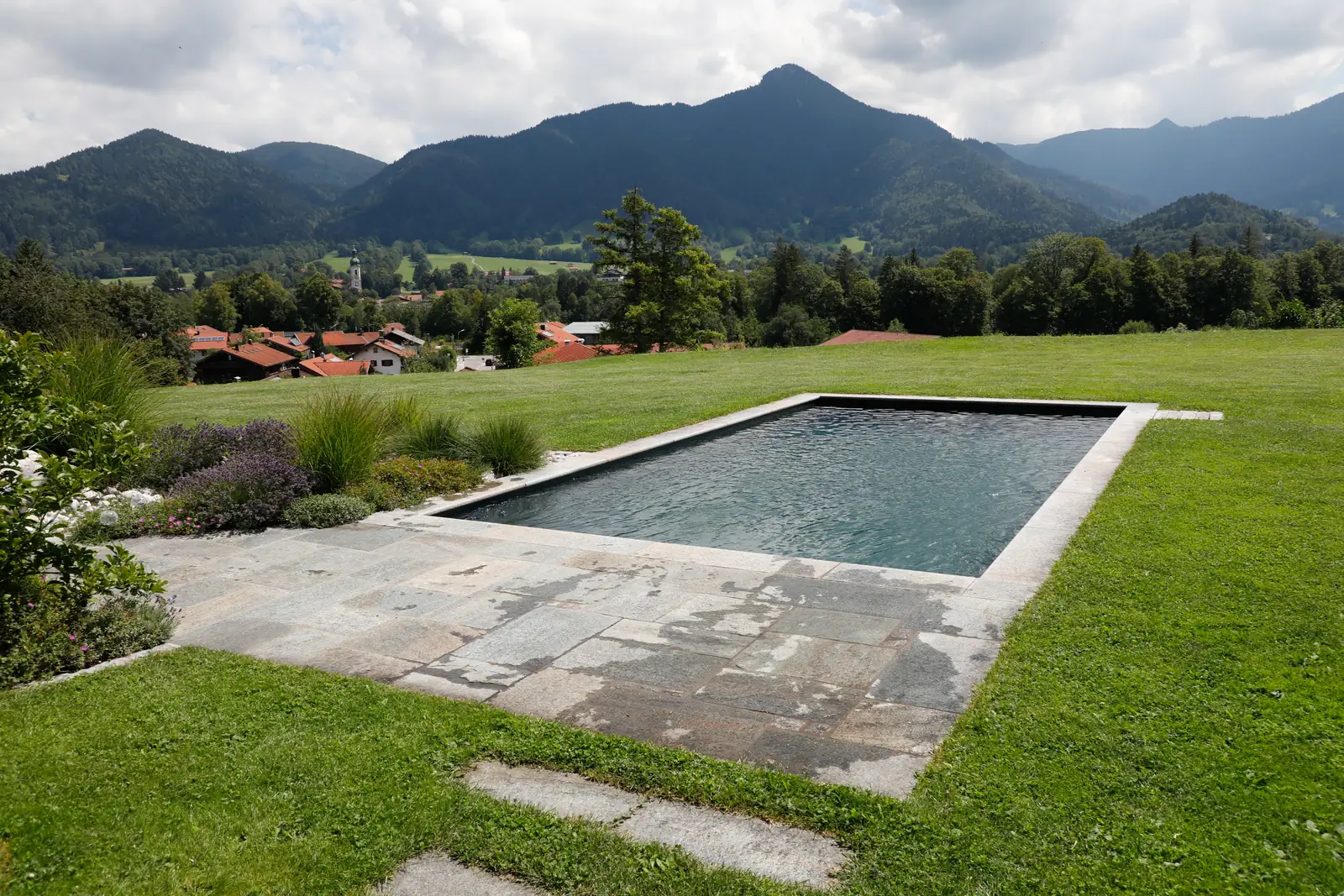 Der Living Pool vor der Bergkulisse des Isarwinkels