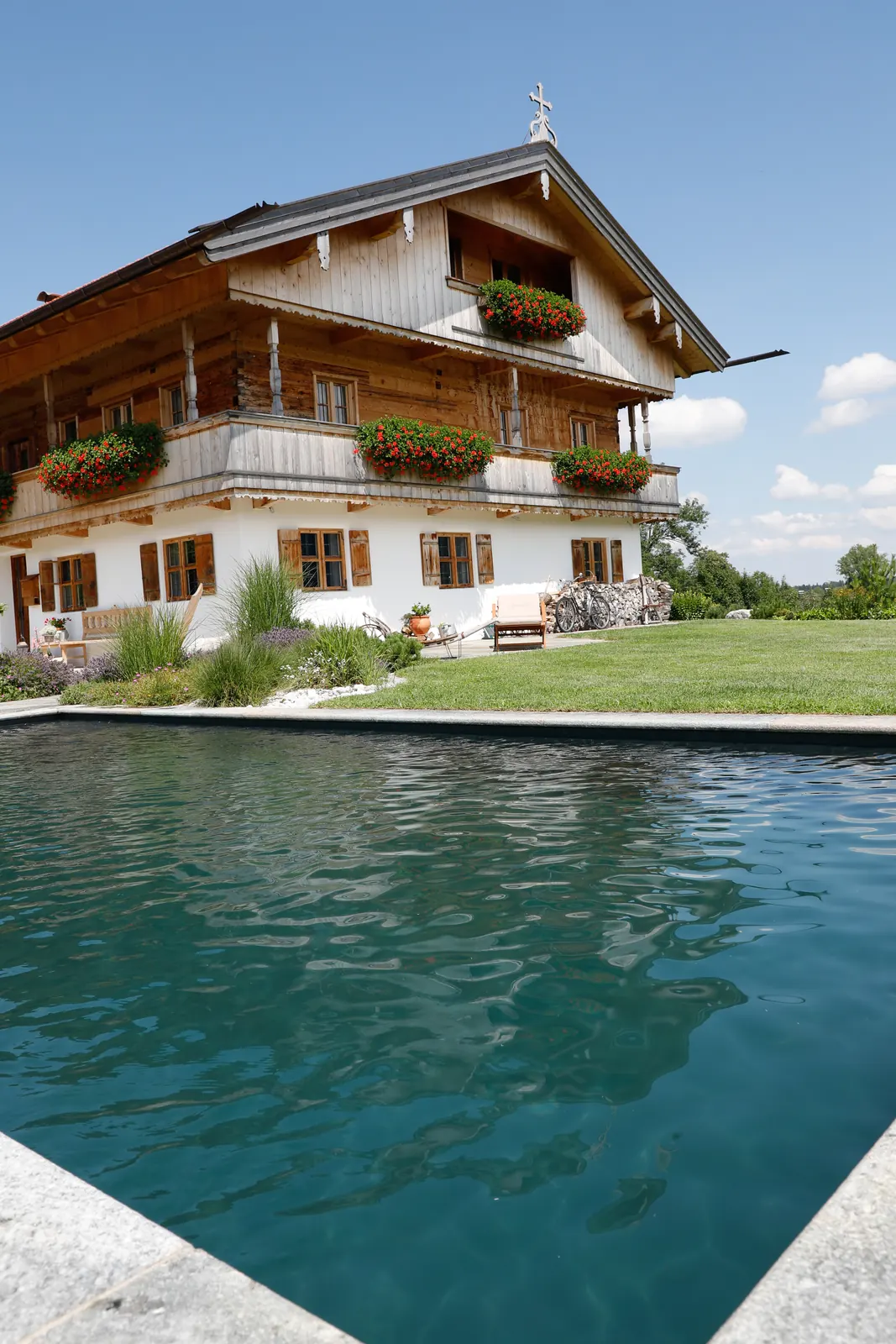 Türkis über dem dunklen Grund: das Wasser im Sommerlicht