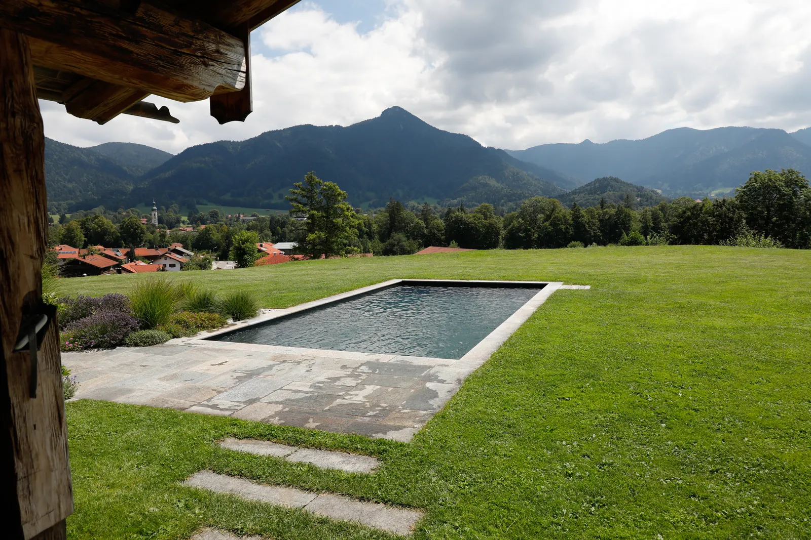 Vom Balkon aus: das Becken liegt frei in der Wiese