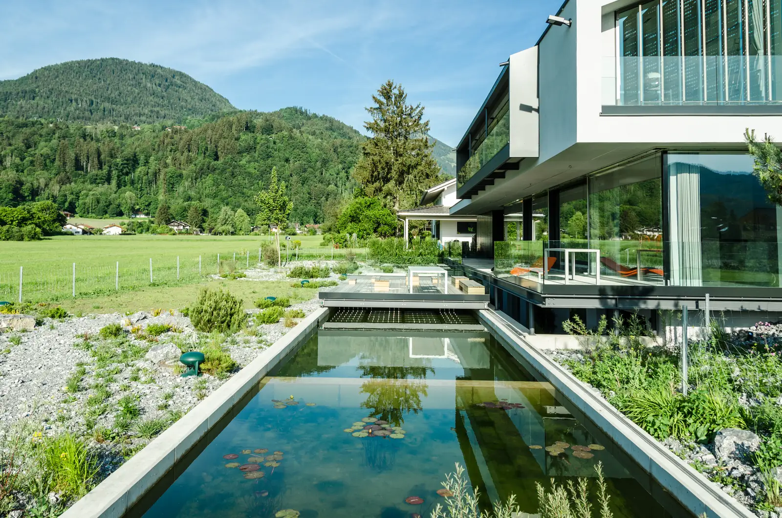 Ein Wasserband am Architektenhaus