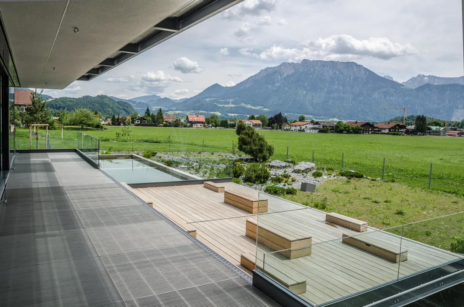 Vom Deck aus: das Becken liegt zwischen Haus und Landschaft