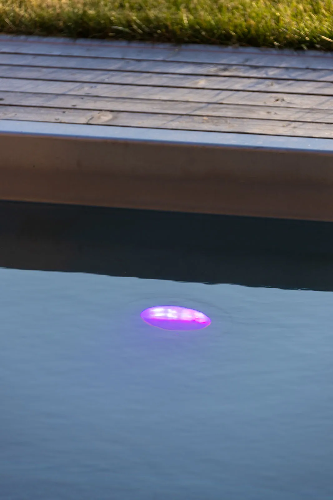Pinke Luftmatratze auf dem weiten Wasser