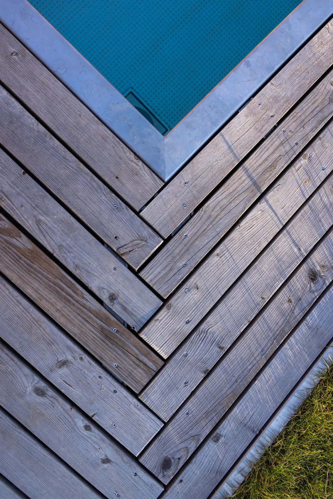 Fischgrät-Deck trifft Edelstahlkante