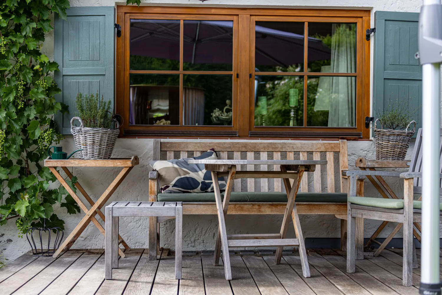 Der Sitzplatz am Haus mit Blick in den Garten