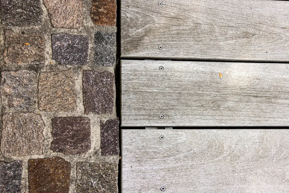 Materialdetail: Granit-Kleinstein trifft auf Holzdeck