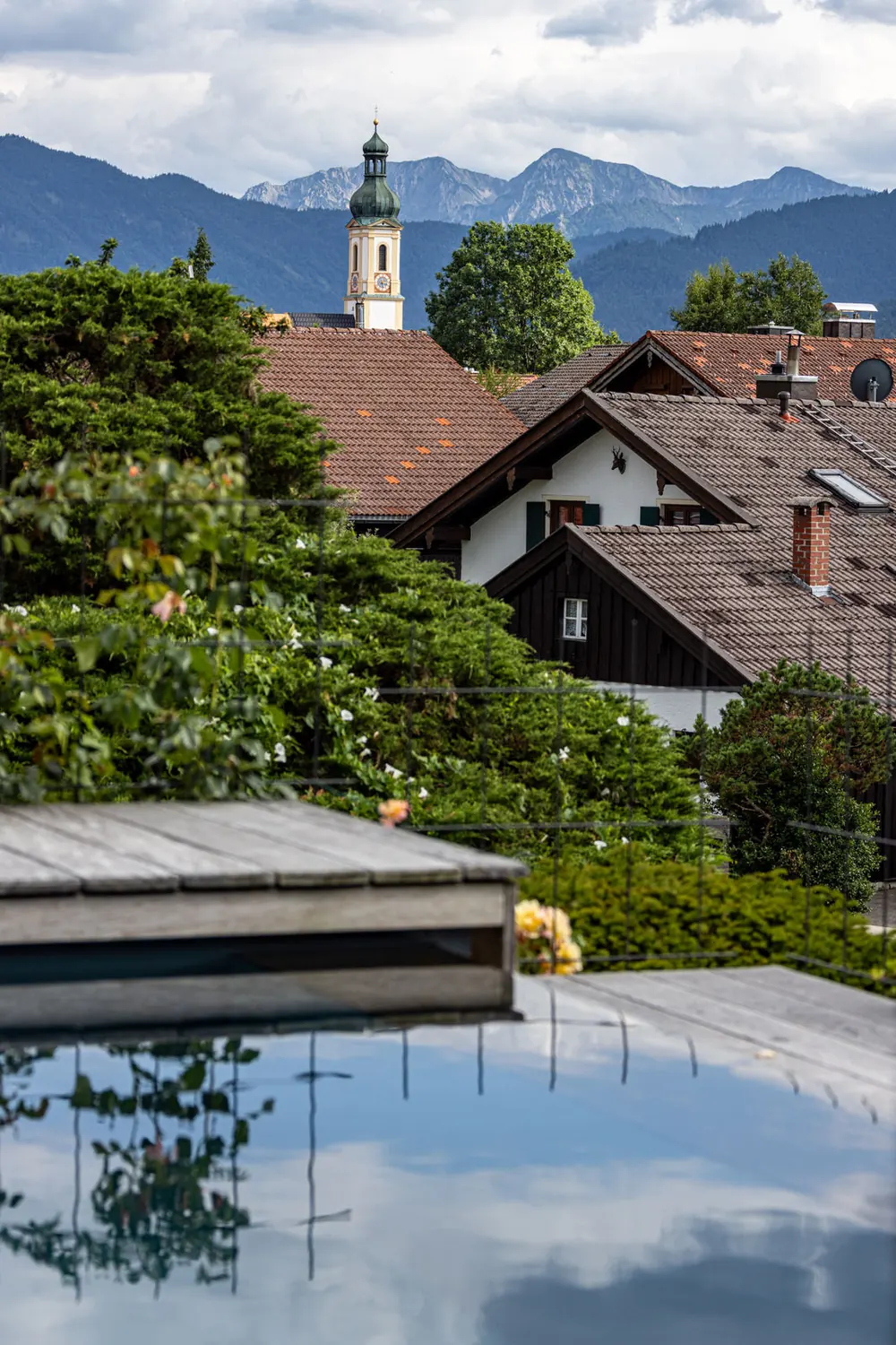 Der Pool mit dem Kirchturm von Lenggries im Hintergrund