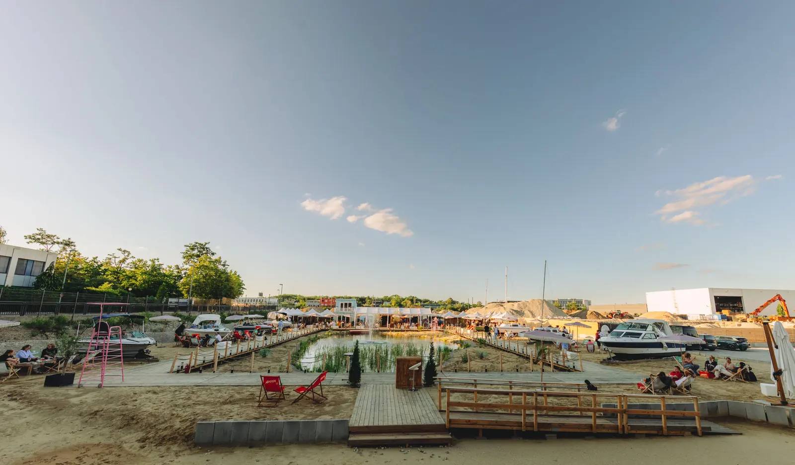Die ganze Anlage im Überblick: Teich, Sandstrand, Boote und Gastronomie
