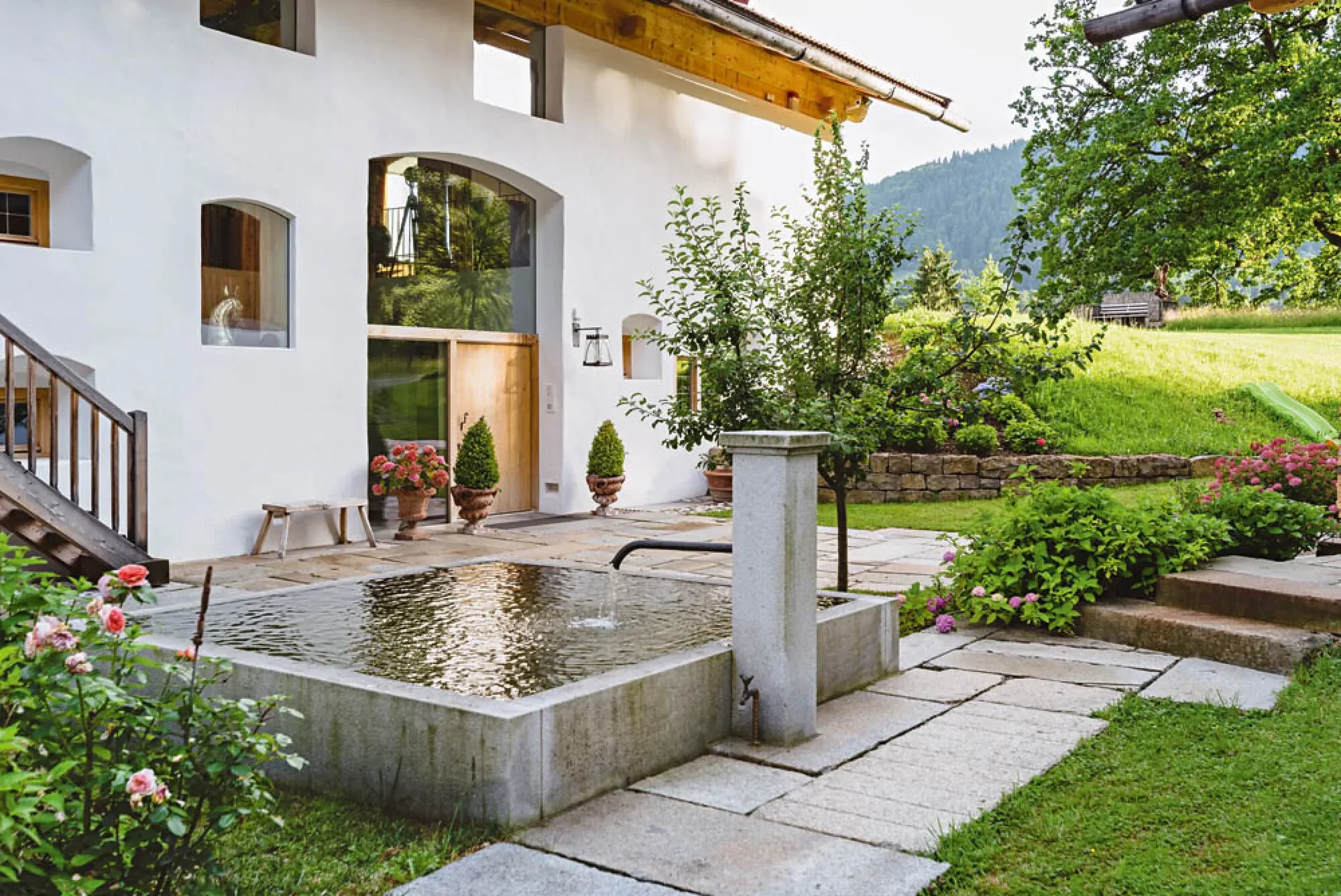 Der Granitbrunnen im Innenhof
