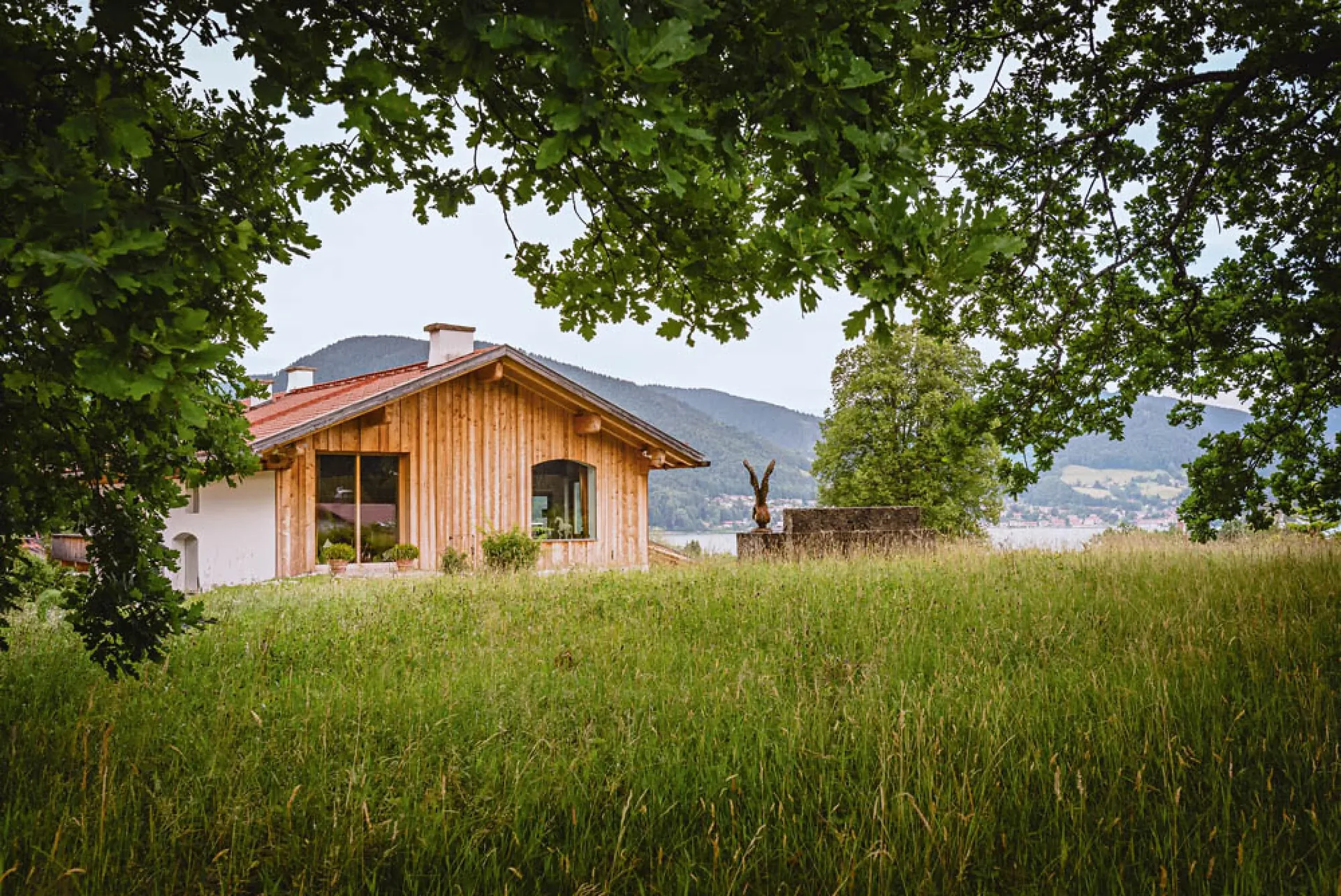 Der Hof mit Blick über die Wiese ins Tal
