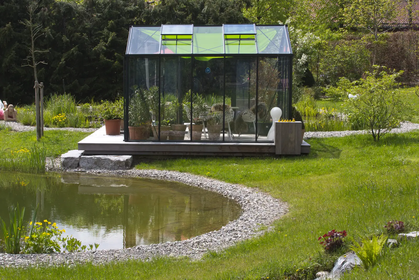 Das Glashaus am Teichrand – mitten im Garten sitzen, auch wenn es regnet