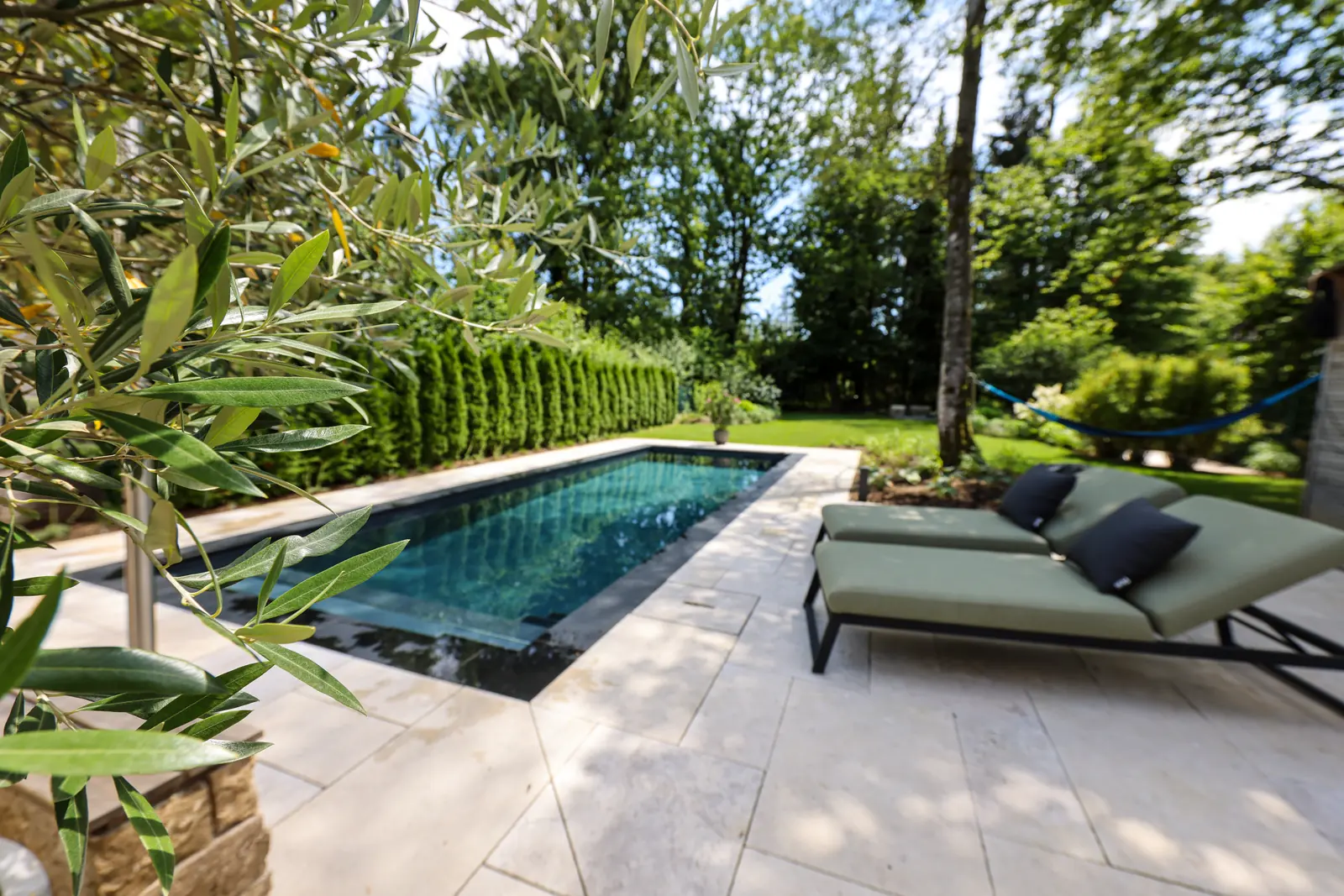 Oase am Living Pool – ein Stadtgarten – München (Vorort)