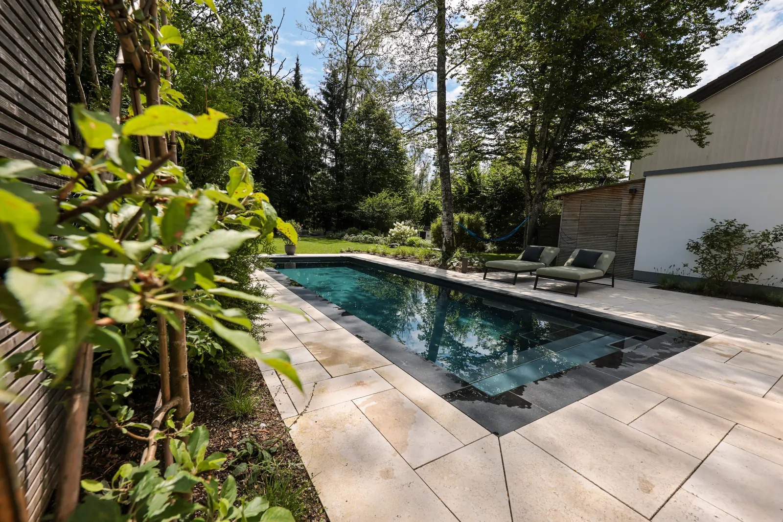 Oase am Living Pool – ein Stadtgarten