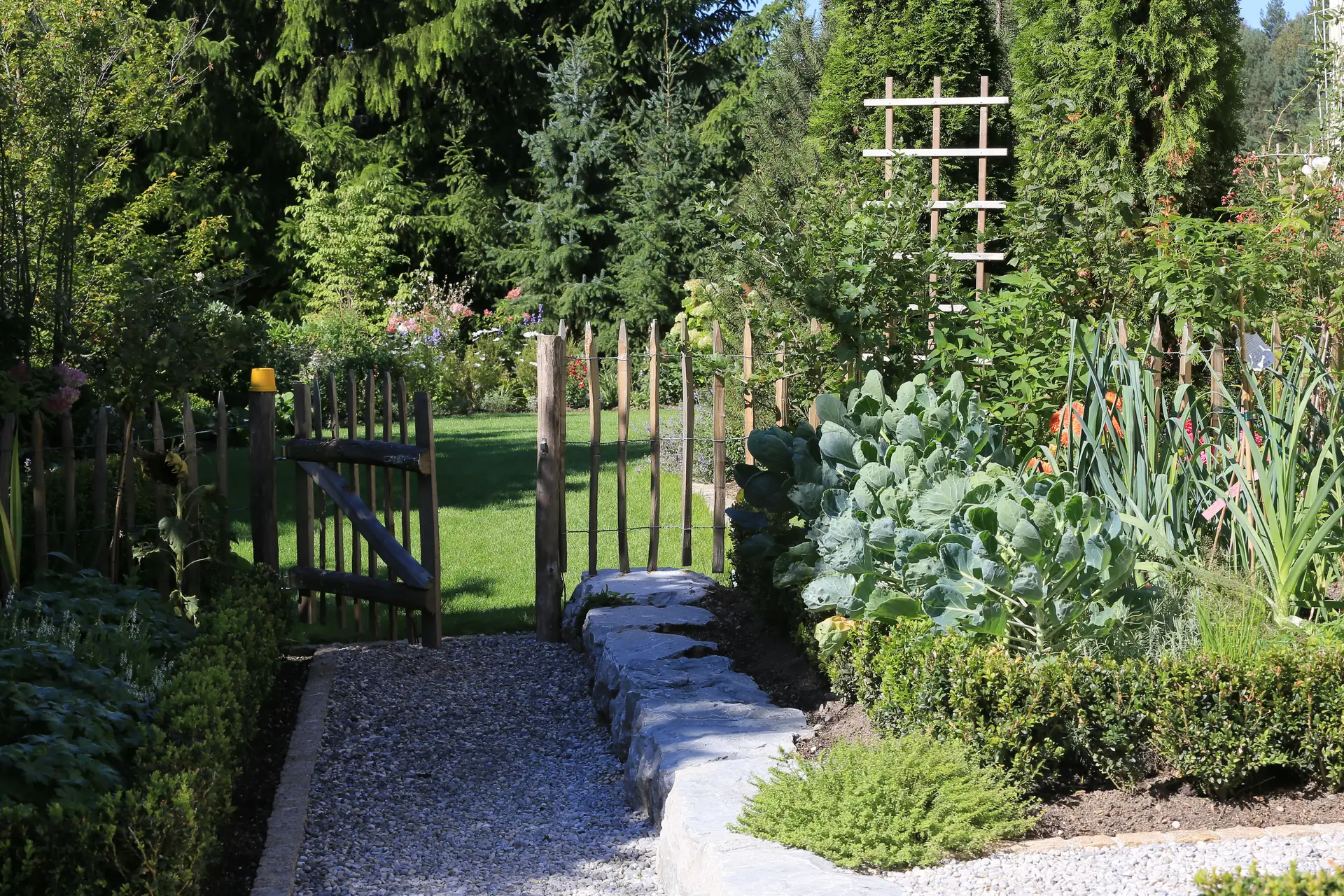 Der Gemüsegarten mit Kieswegen und Spalier