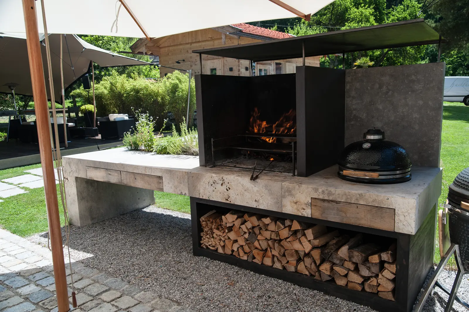 Offenes Feuer im Grill, daneben die Arbeitsfläche aus Stein