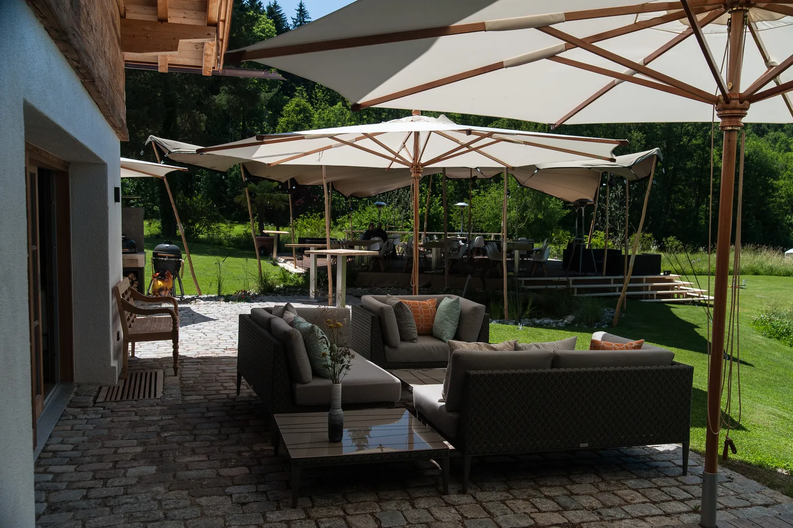Loungemöbel im Schatten der Sonnensegel