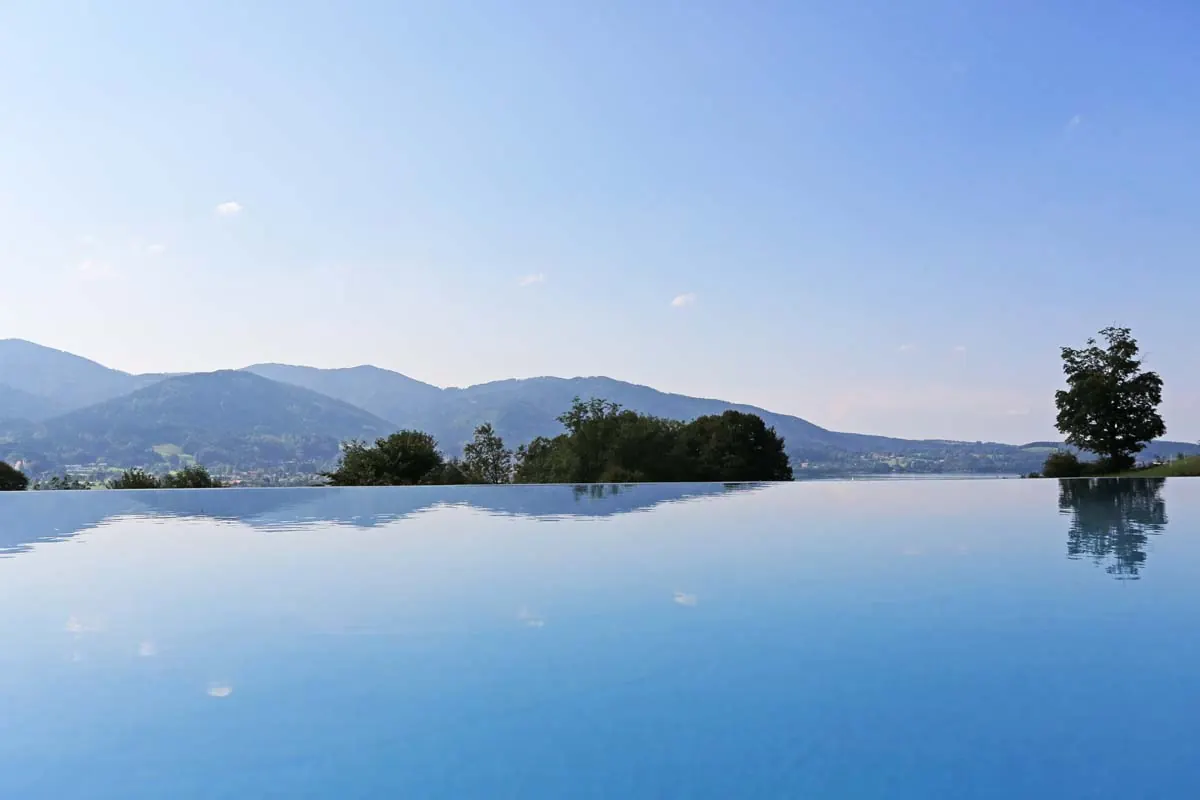 Mauern, die man nicht sieht – ein Poolgarten am Tegernsee