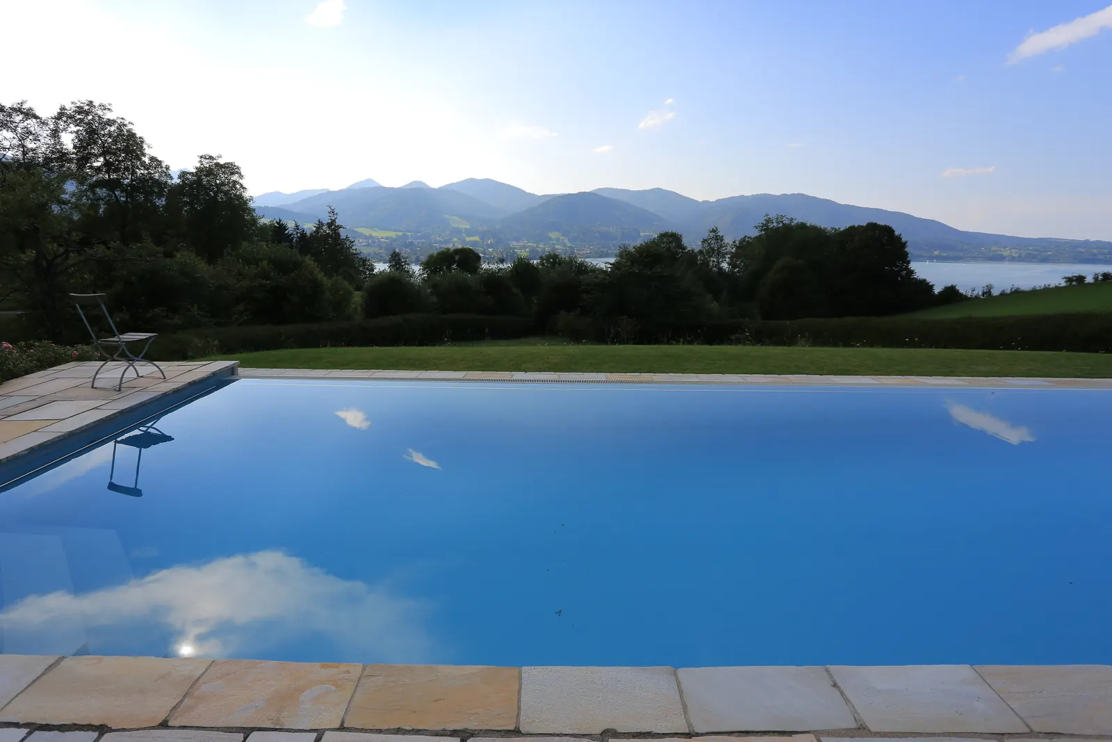 Das Becken spiegelt Wolken und Berge