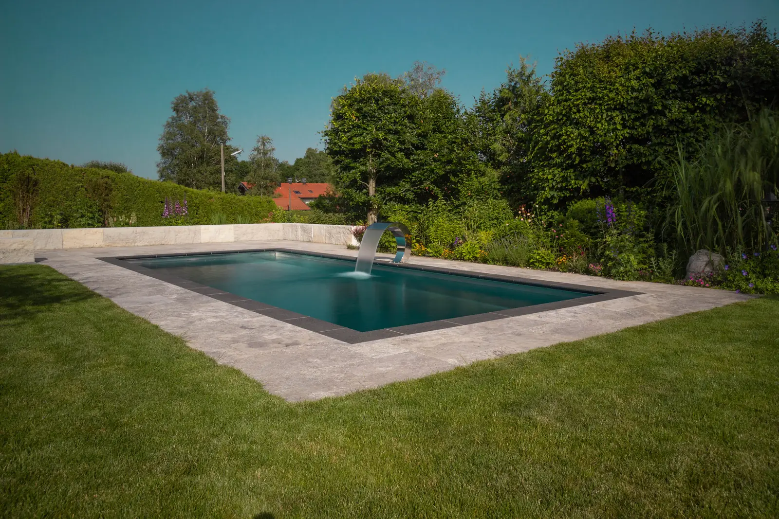 Der Pool blieb am Platz – neu wurde alles andere