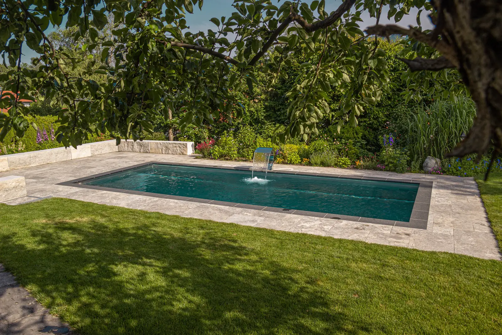 Der Pool unter dem alten Obstbaum