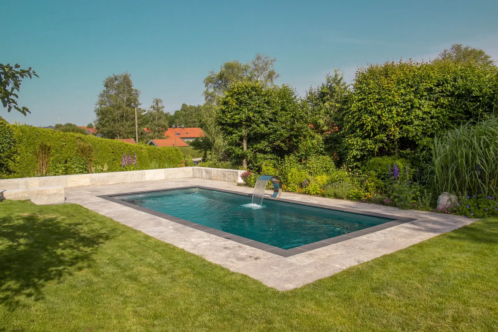 Das Becken am Abend, der Garten wird still