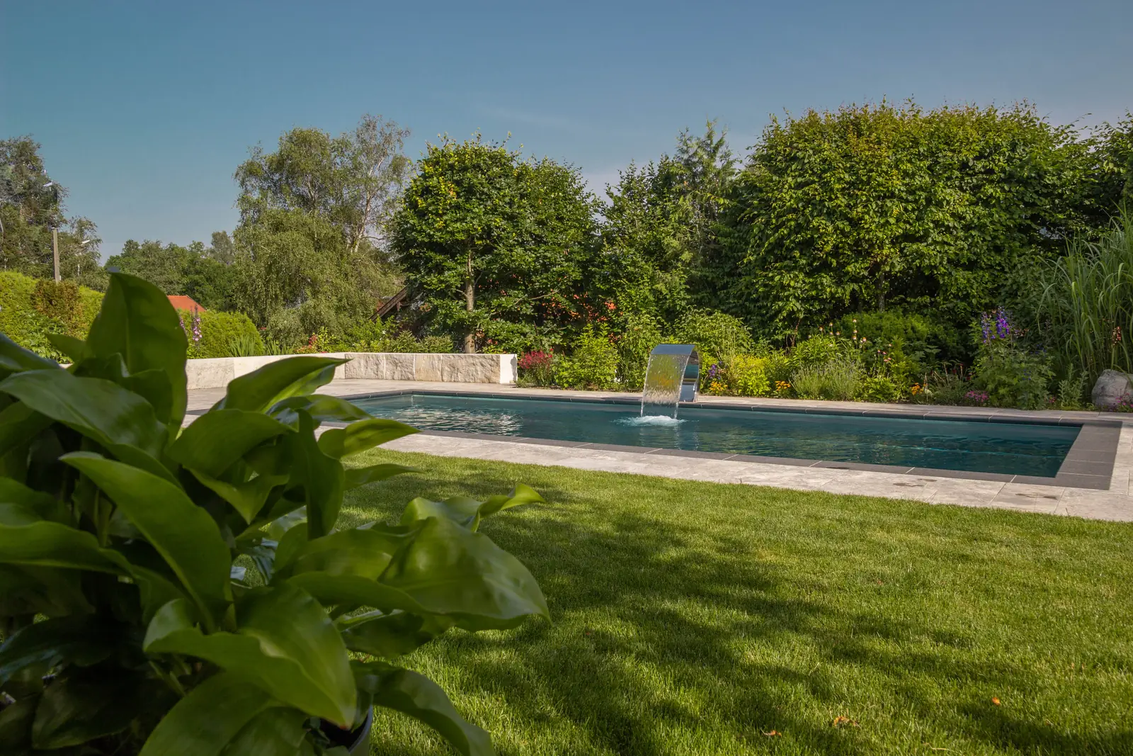 Aus dem Grün heraus: der Blick zum Pool