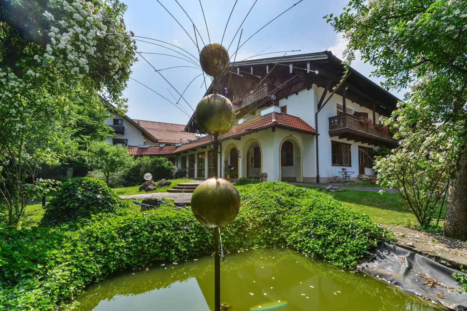 Wasser gehört zum Haus: der Gartenteich mit den Brunnenkugeln im Grünen