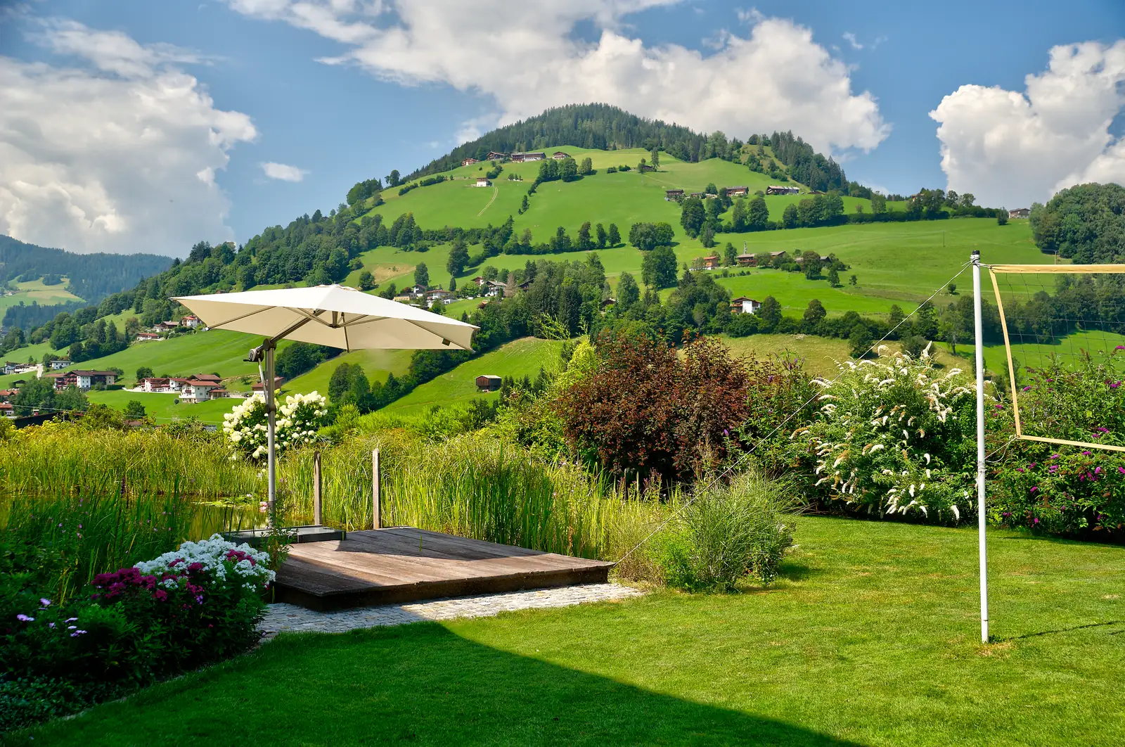 Die Sonneninsel in der Wiese, der Schirm gespannt