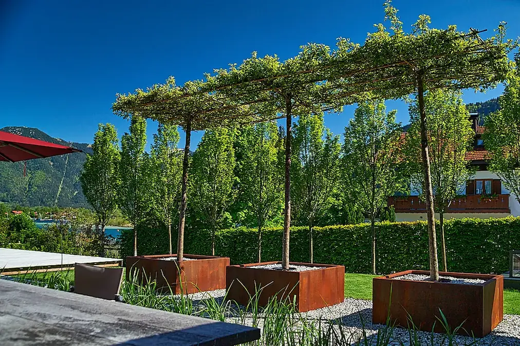 Seeblicke – formaler Garten mit Pool am Tegernsee – Bad Wiessee am Tegernsee