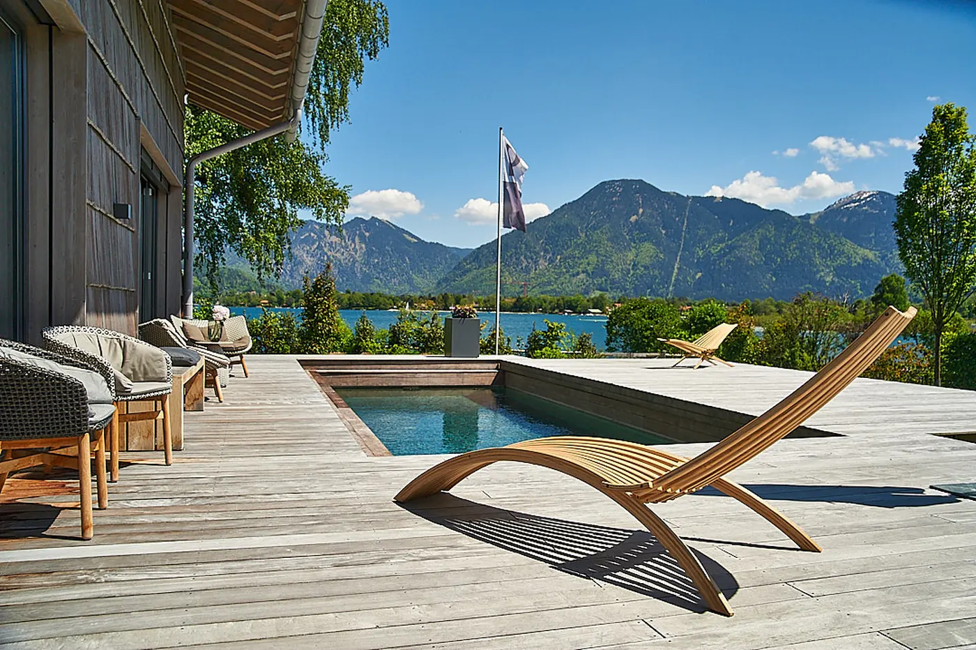 Liegen aus Massivholz am Pool