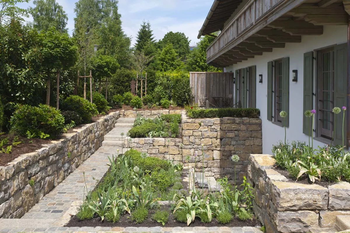Kräuterbeete zwischen den Natursteinmauern