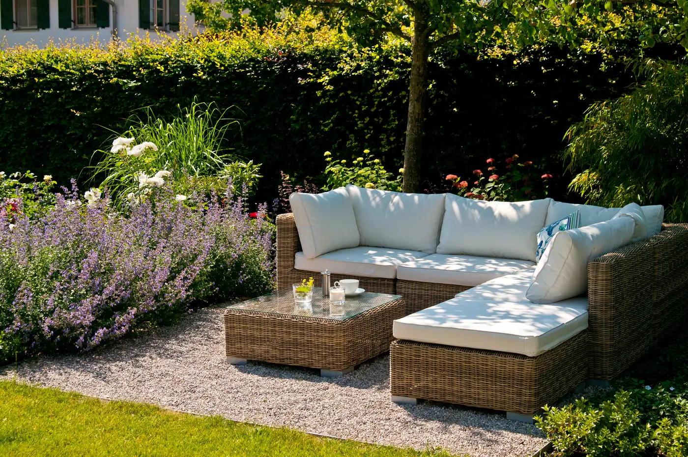 Die Lounge am Rasen, gefasst von Lavendel und weißen Rosen