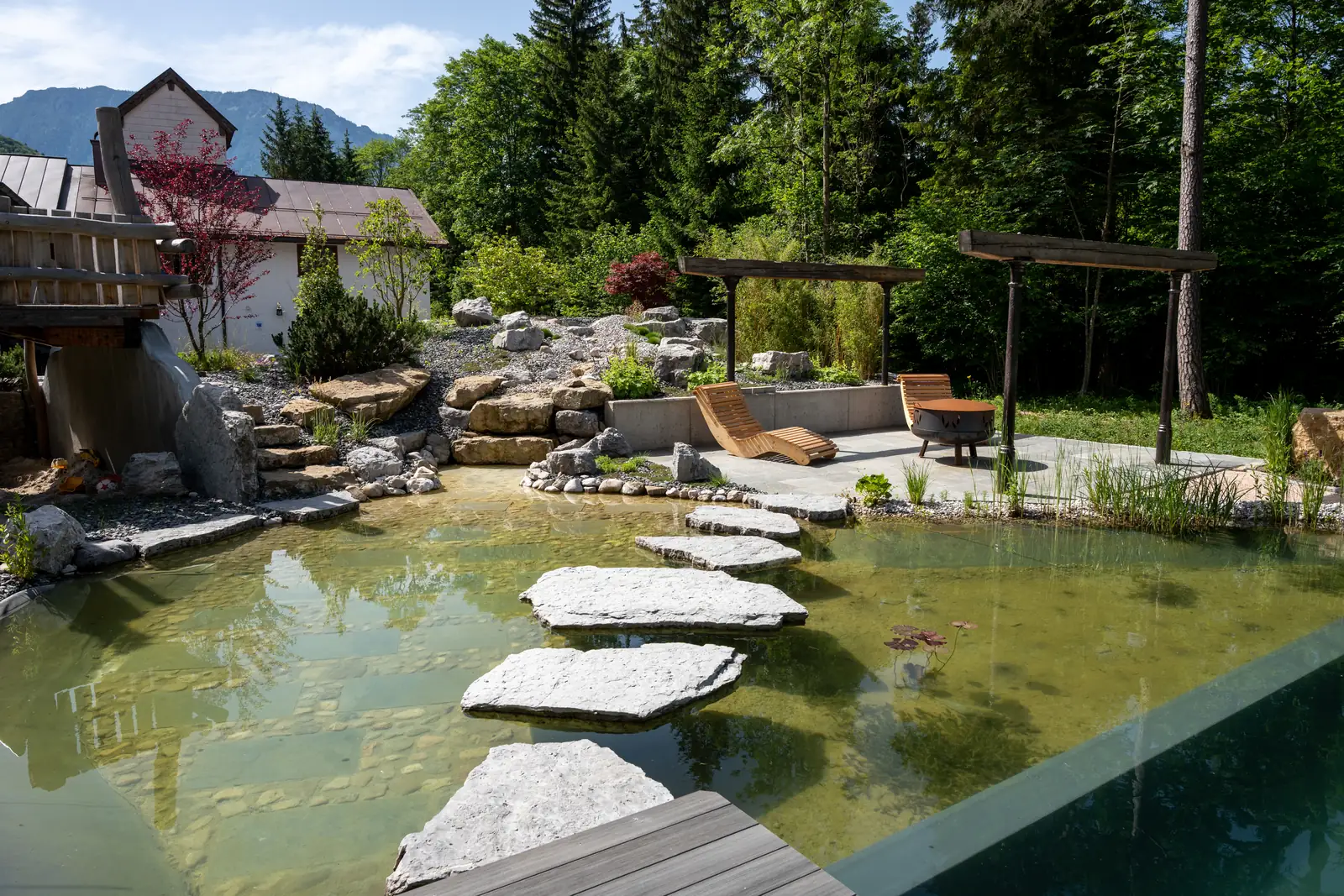 Steine im Wasser – ein Schwimmteich im Chiemgau