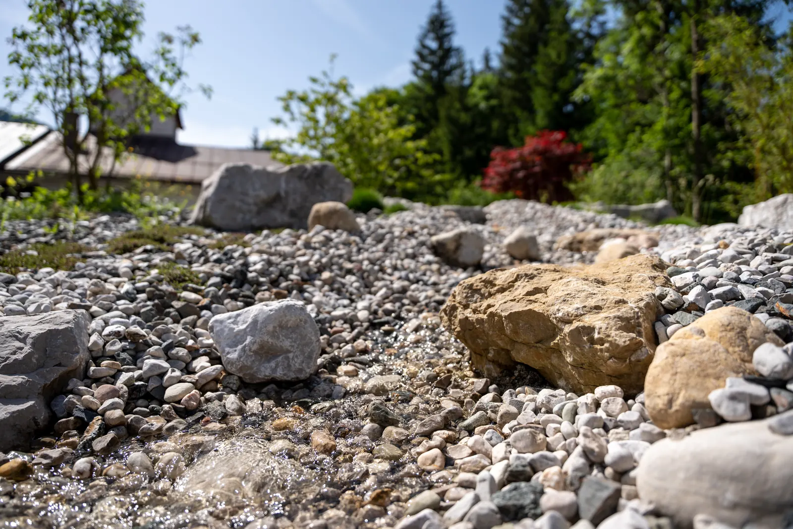Kies und Findlinge am Rand der Regenerationszone