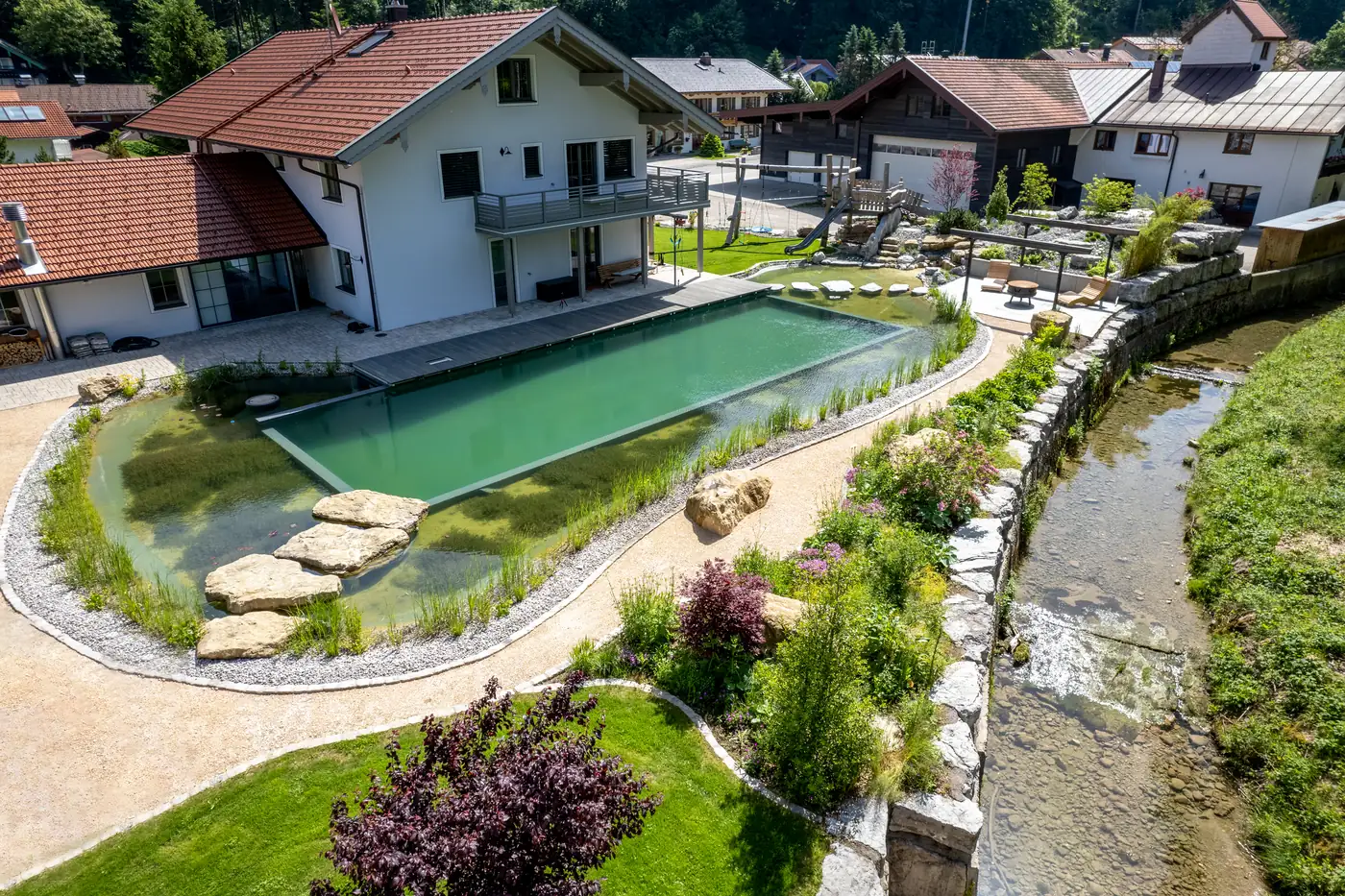 Von oben: der Schwimmteich liegt zwischen Terrasse und Wiese