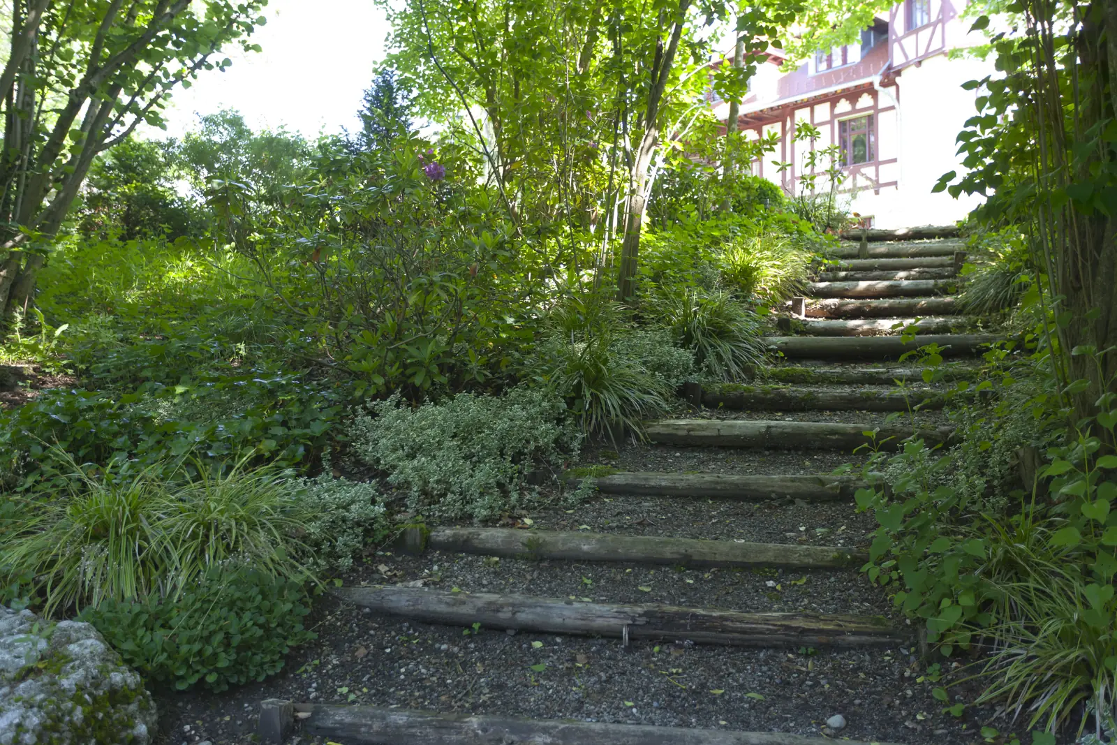 Alte Natursteinstufen führen durchs Grün