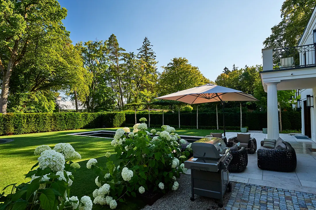 Terrasse mit Grill und Hortensien