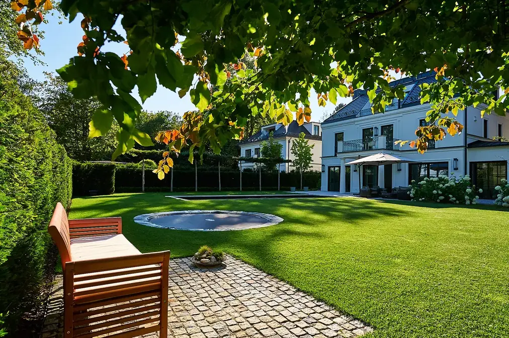 Gartenbank mit Blick auf das Haus