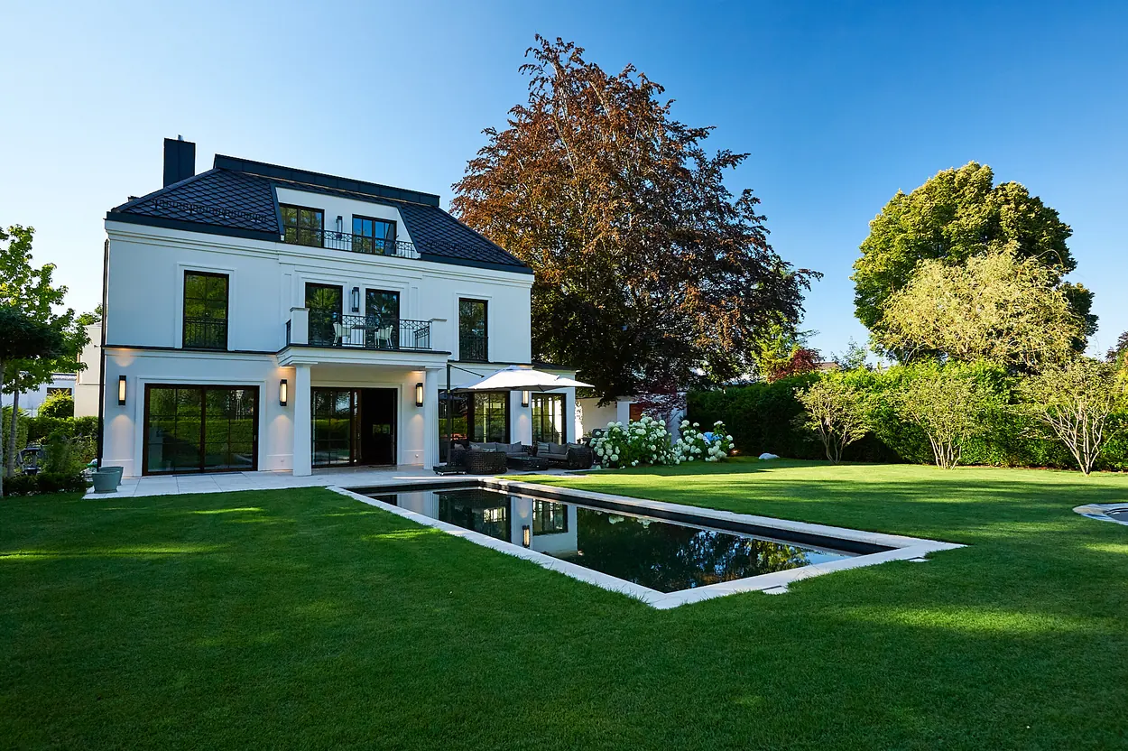 Die Villa mit der Gartenbeleuchtung am Abend