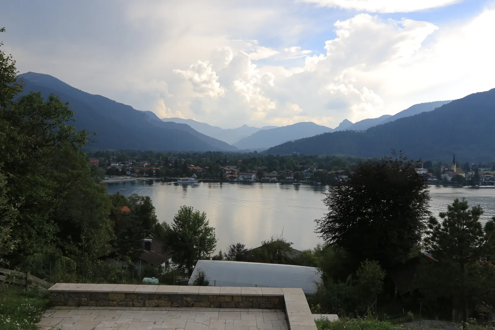 Drei Jahre Naturstein – ein Villengarten am Tegernsee